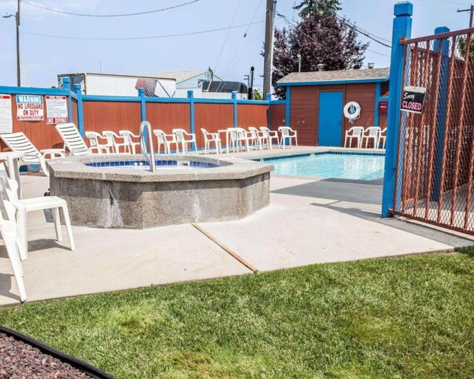 Rodeway Inn & Suites photo 10