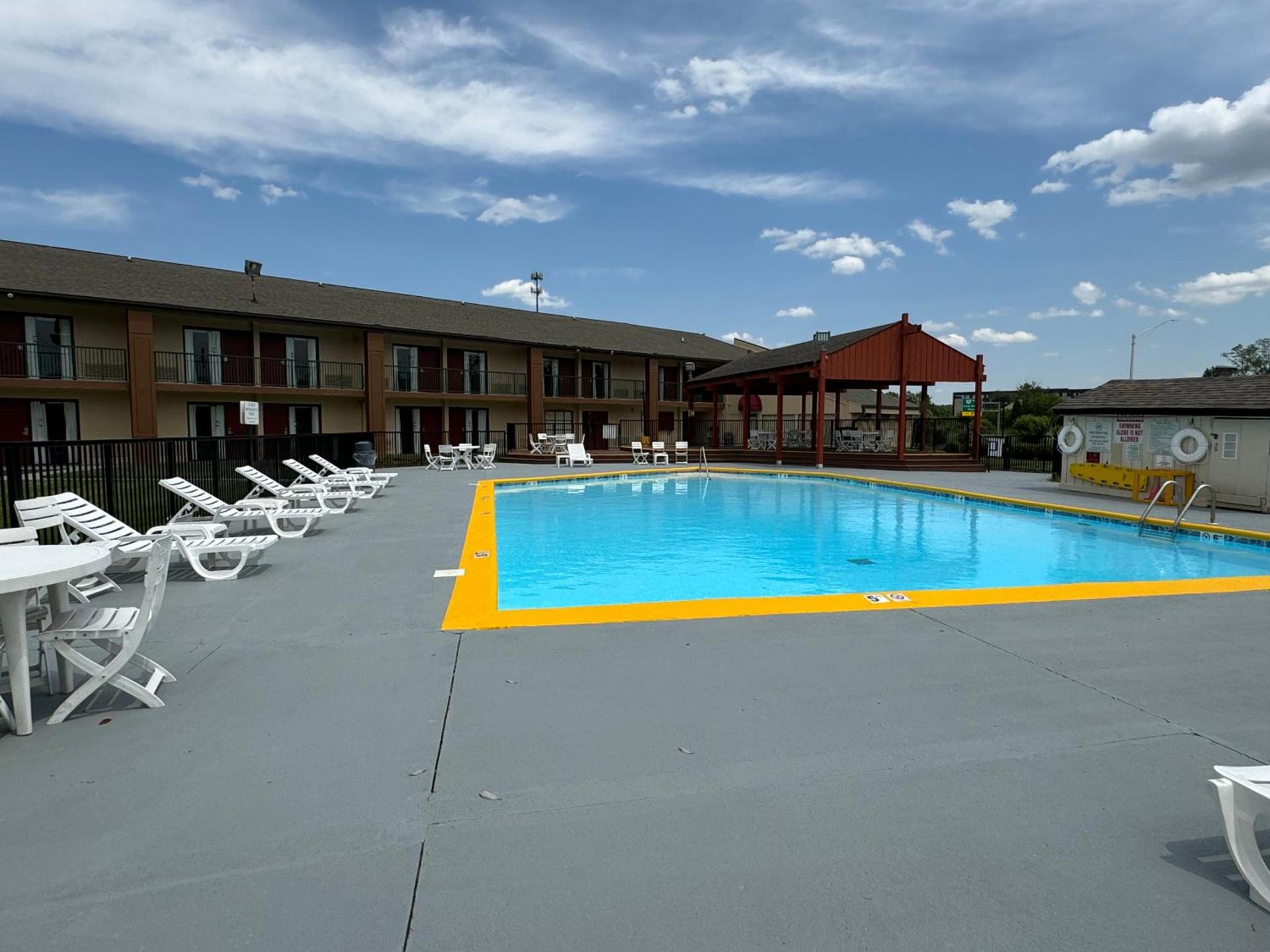 Suburban Studios Mason Near Kings Island photo 60