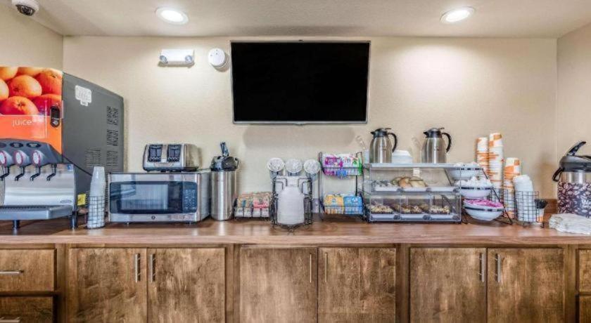 Rodeway Inn & Suites photo 18