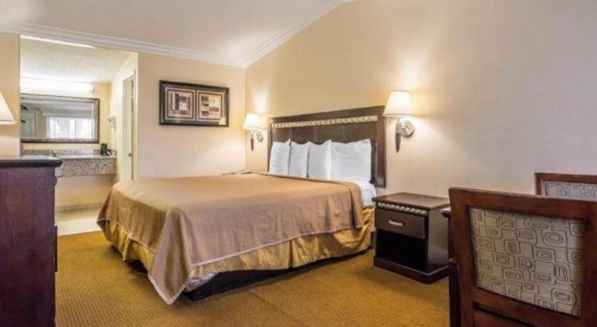 Rodeway Inn Carlsbad photo 91