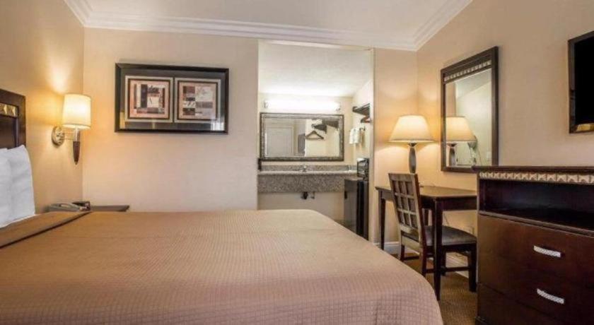 Rodeway Inn Carlsbad photo 98