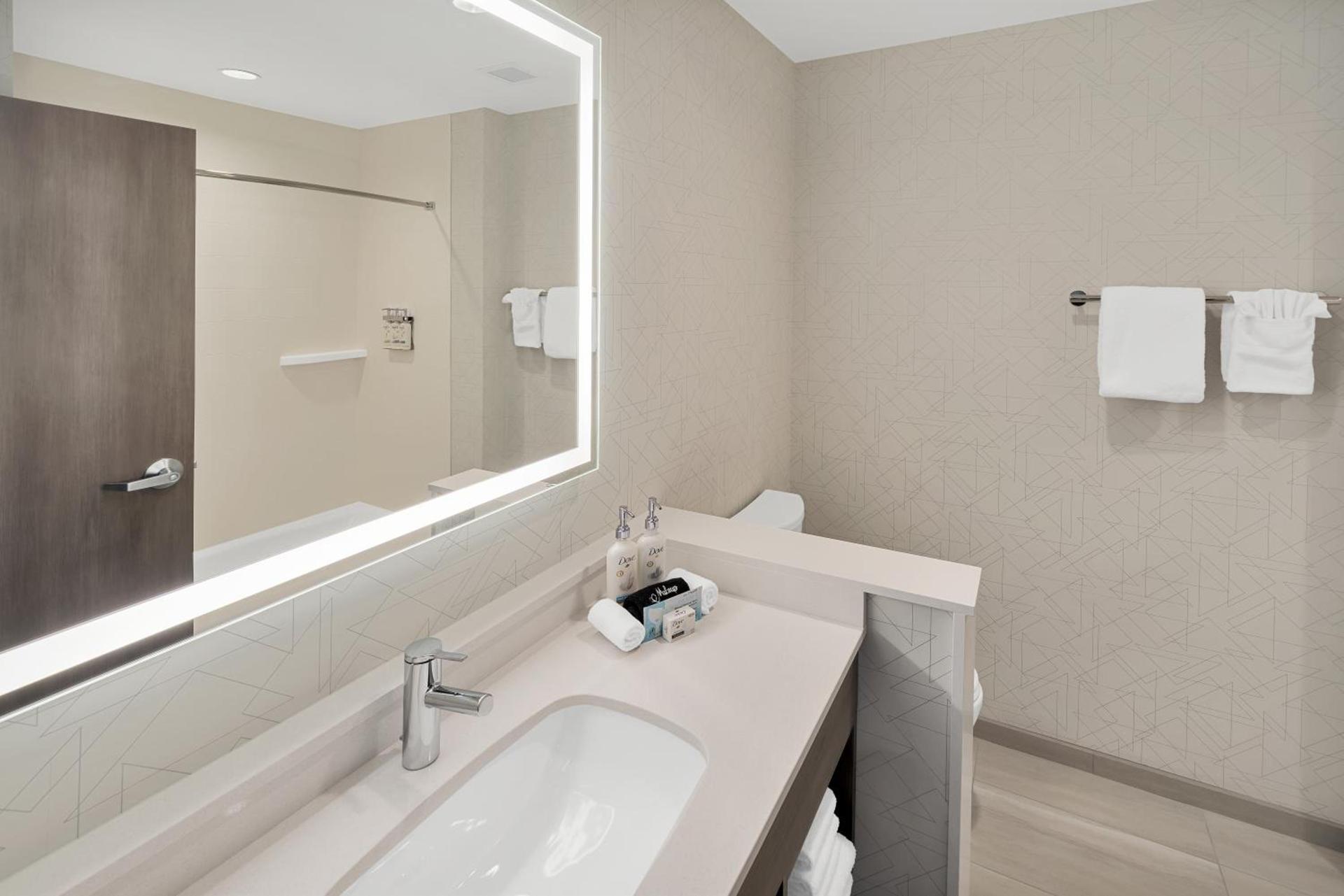 Holiday Inn Express & Suites Fort Walton Beach - Eglin Area by IHG photo 66