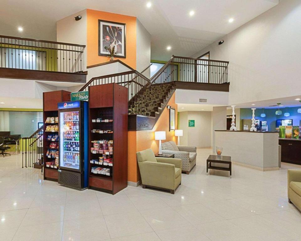 Quality Suites photo 17