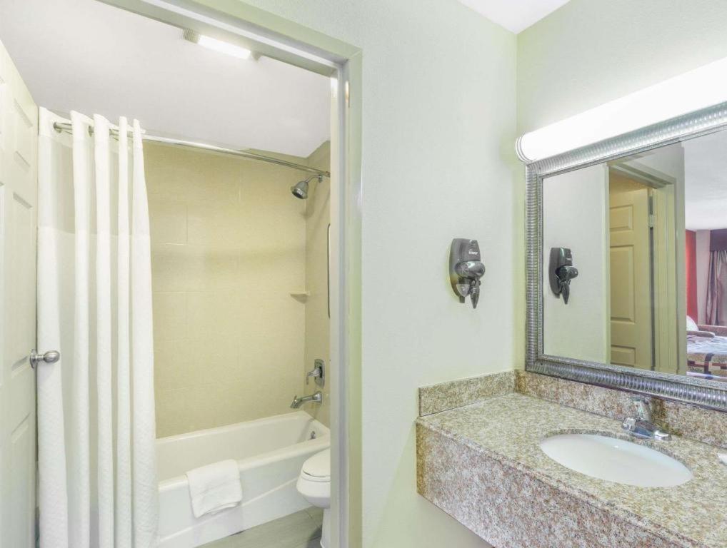 Days Inn by Wyndham Rayville photo 7