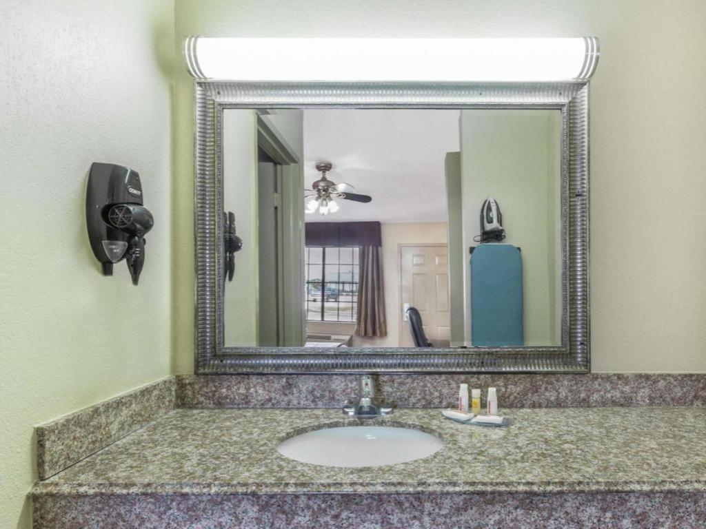 Days Inn by Wyndham Rayville photo 9
