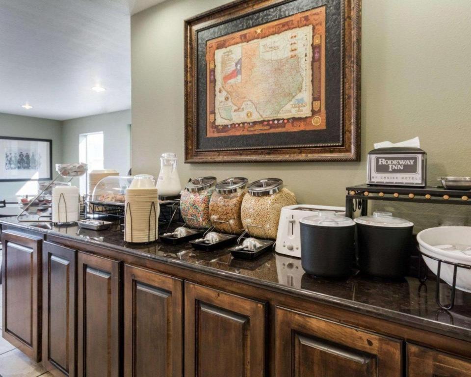 Rodeway Inn photo 15