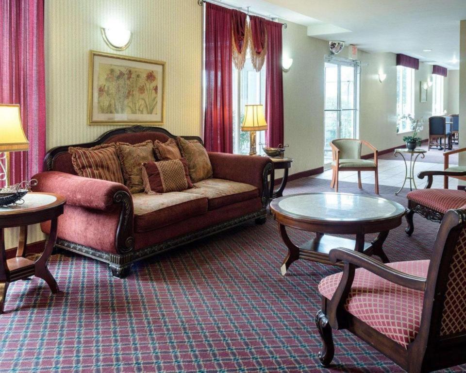 Rodeway Inn photo 11