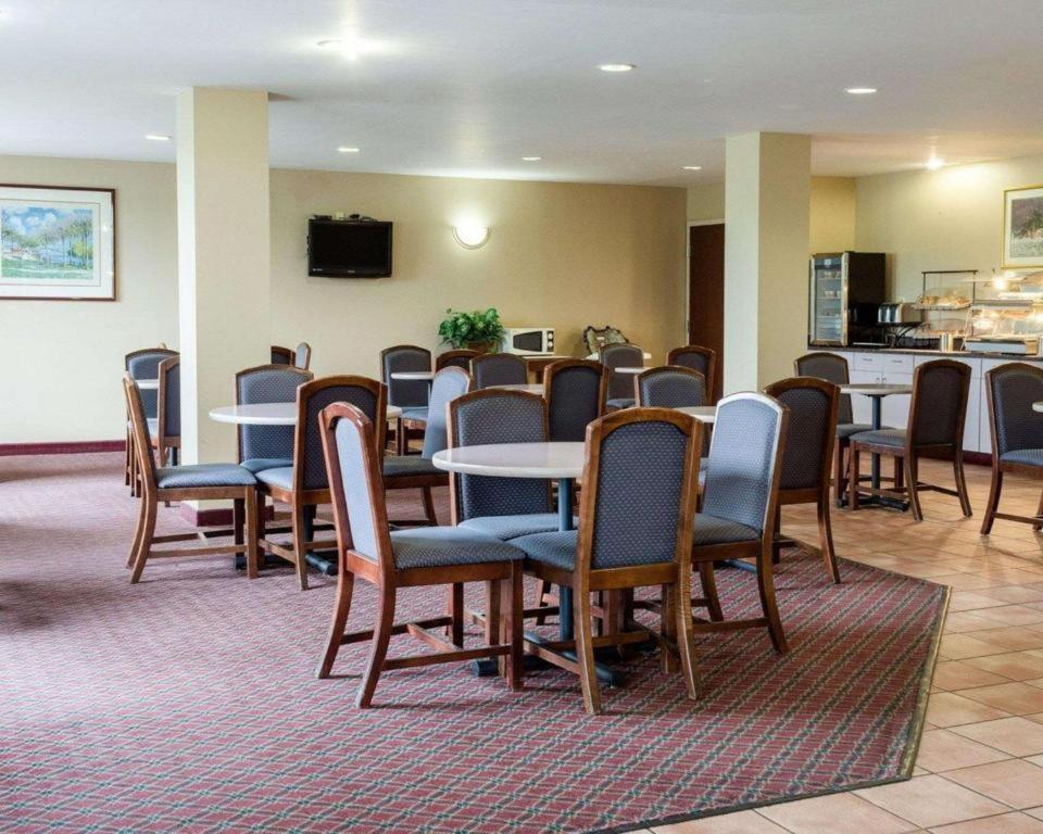 Rodeway Inn photo 12