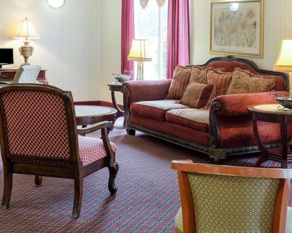 Rodeway Inn photo 14