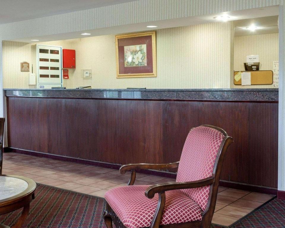 Rodeway Inn photo 16