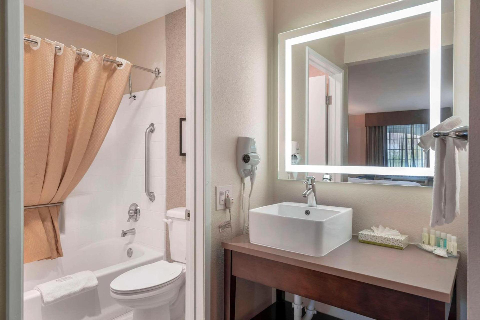 Quality Inn & Suites Camarillo-Oxnard photo 14