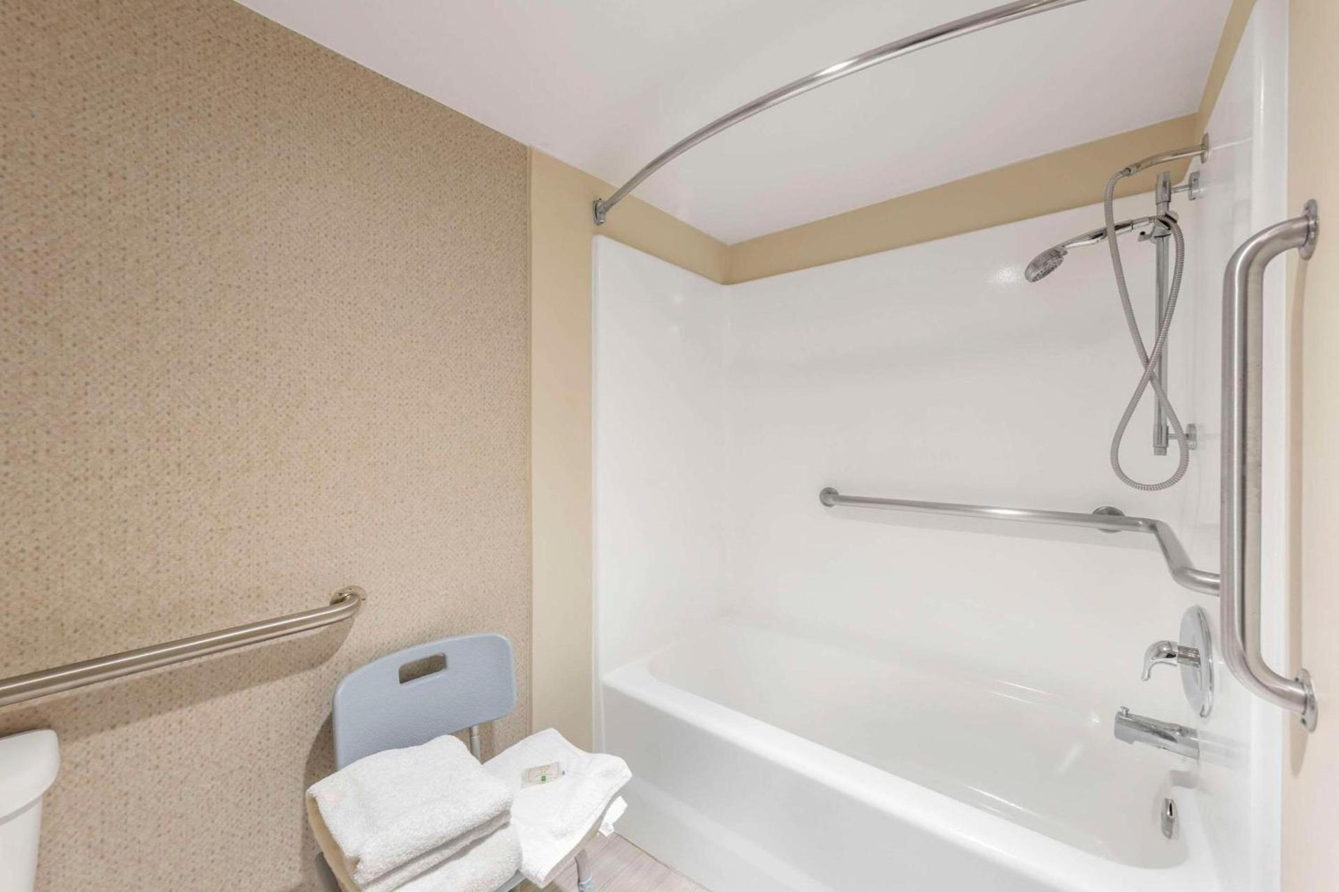 Quality Inn & Suites Camarillo-Oxnard photo 18