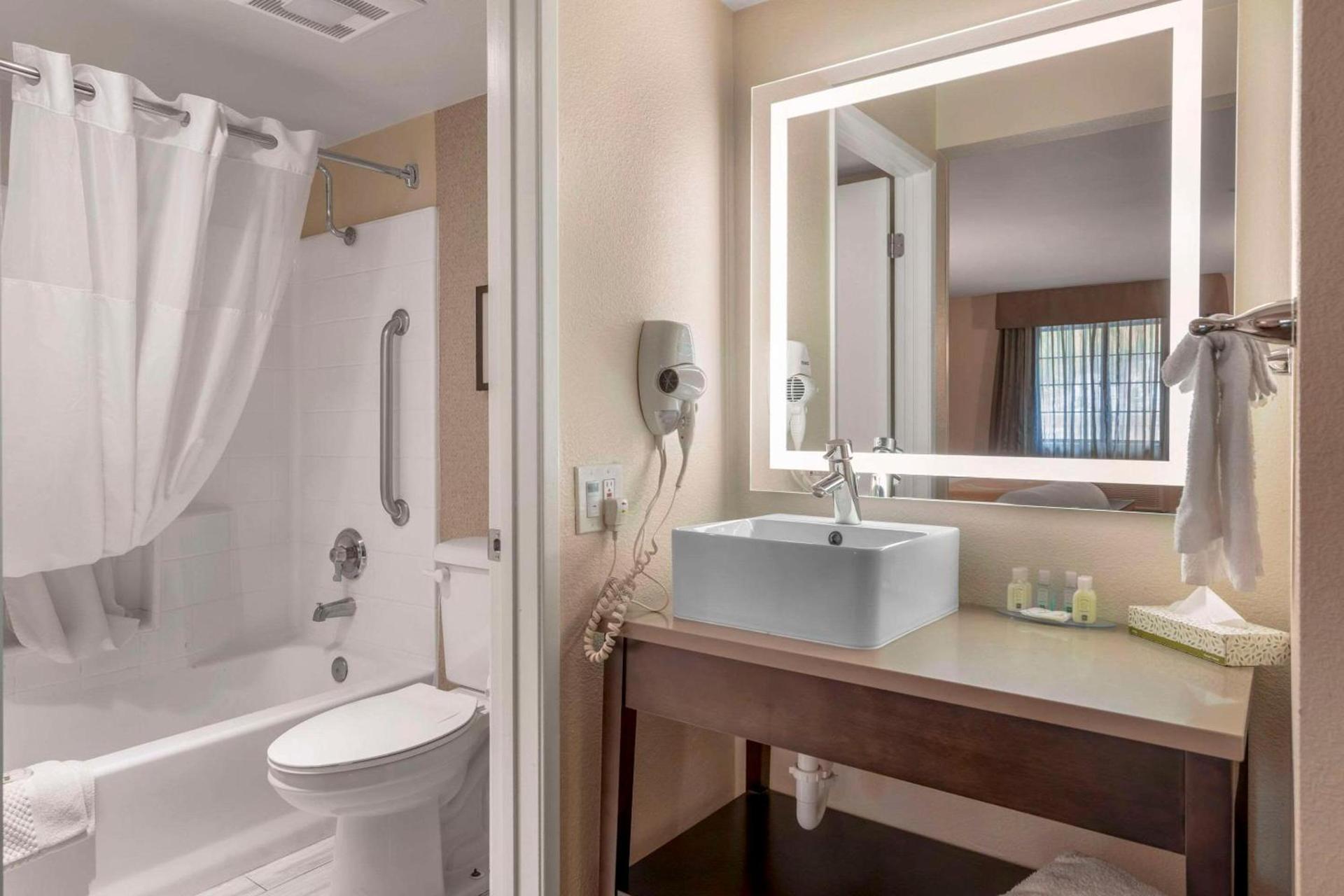 Quality Inn & Suites Camarillo-Oxnard photo 2