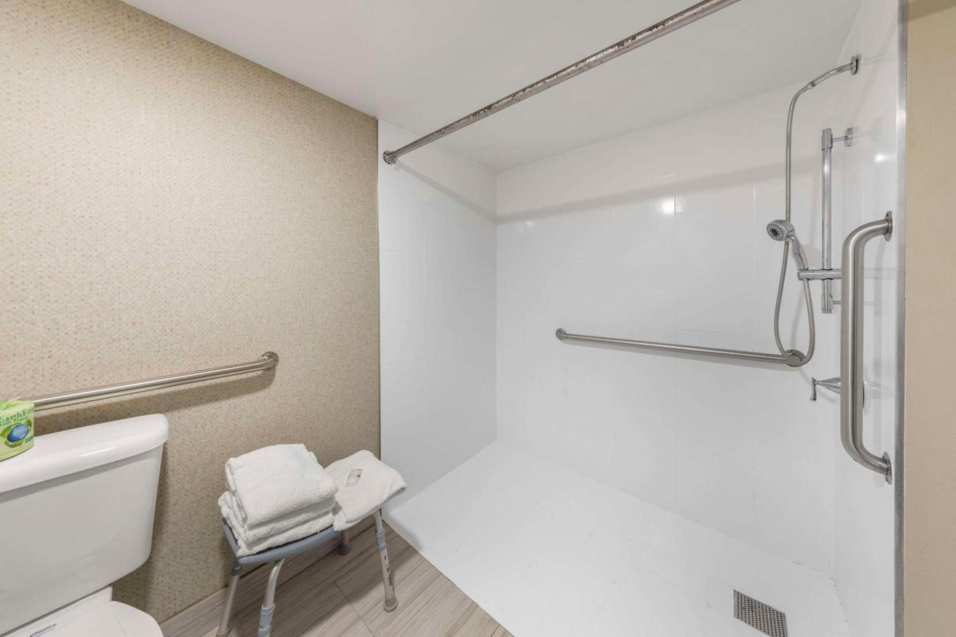 Quality Inn & Suites Camarillo-Oxnard photo 20
