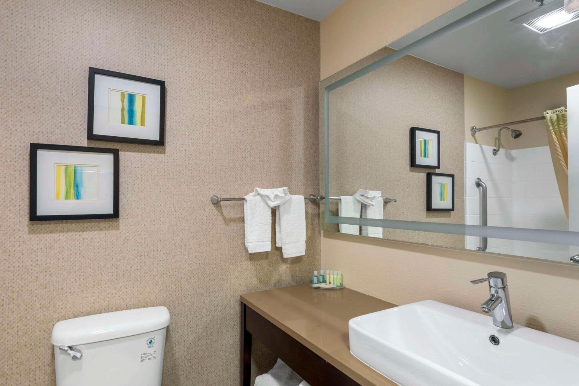 Quality Inn & Suites Camarillo-Oxnard photo 19
