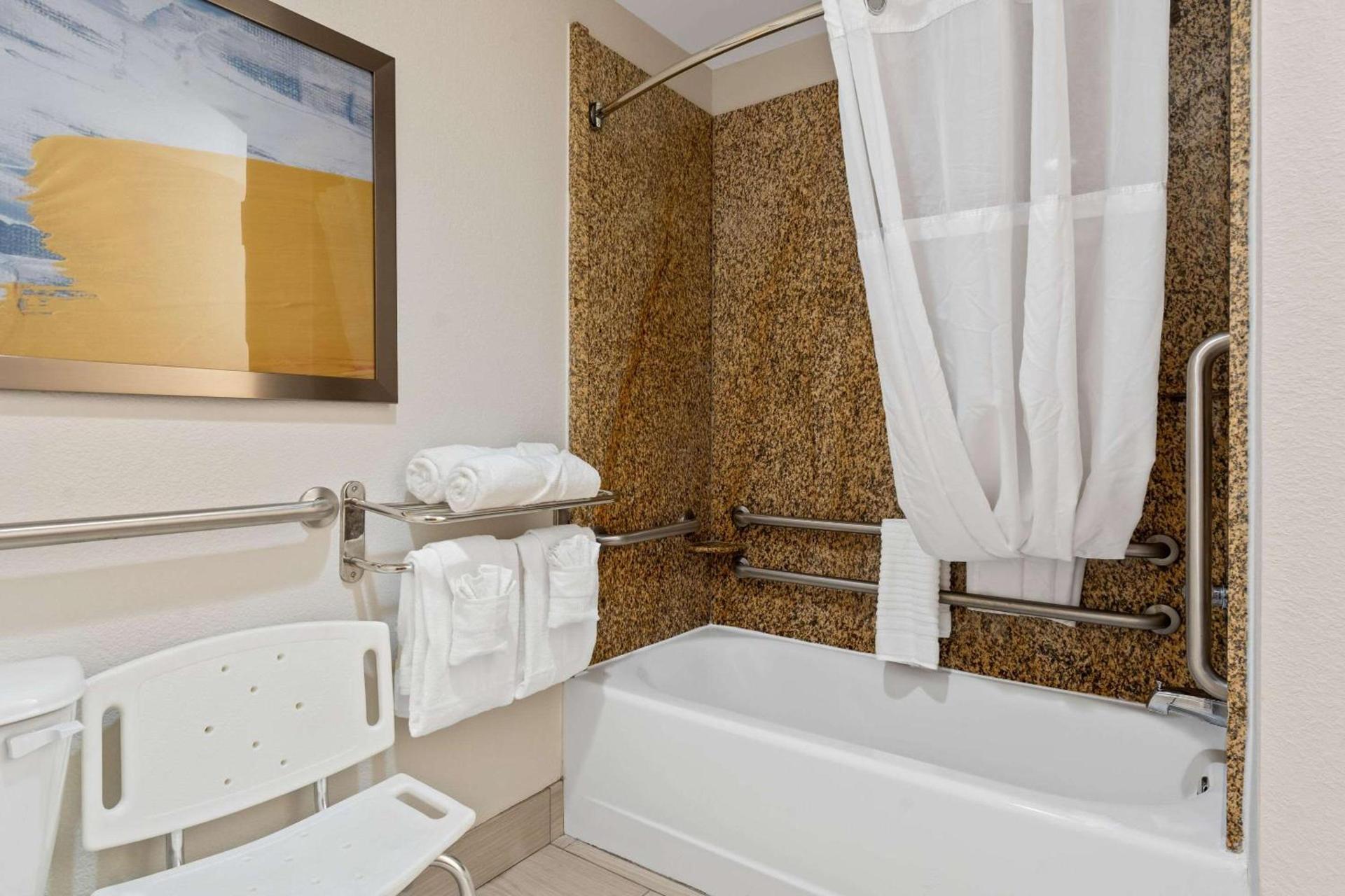 Comfort Suites Augusta Riverwatch photo 15
