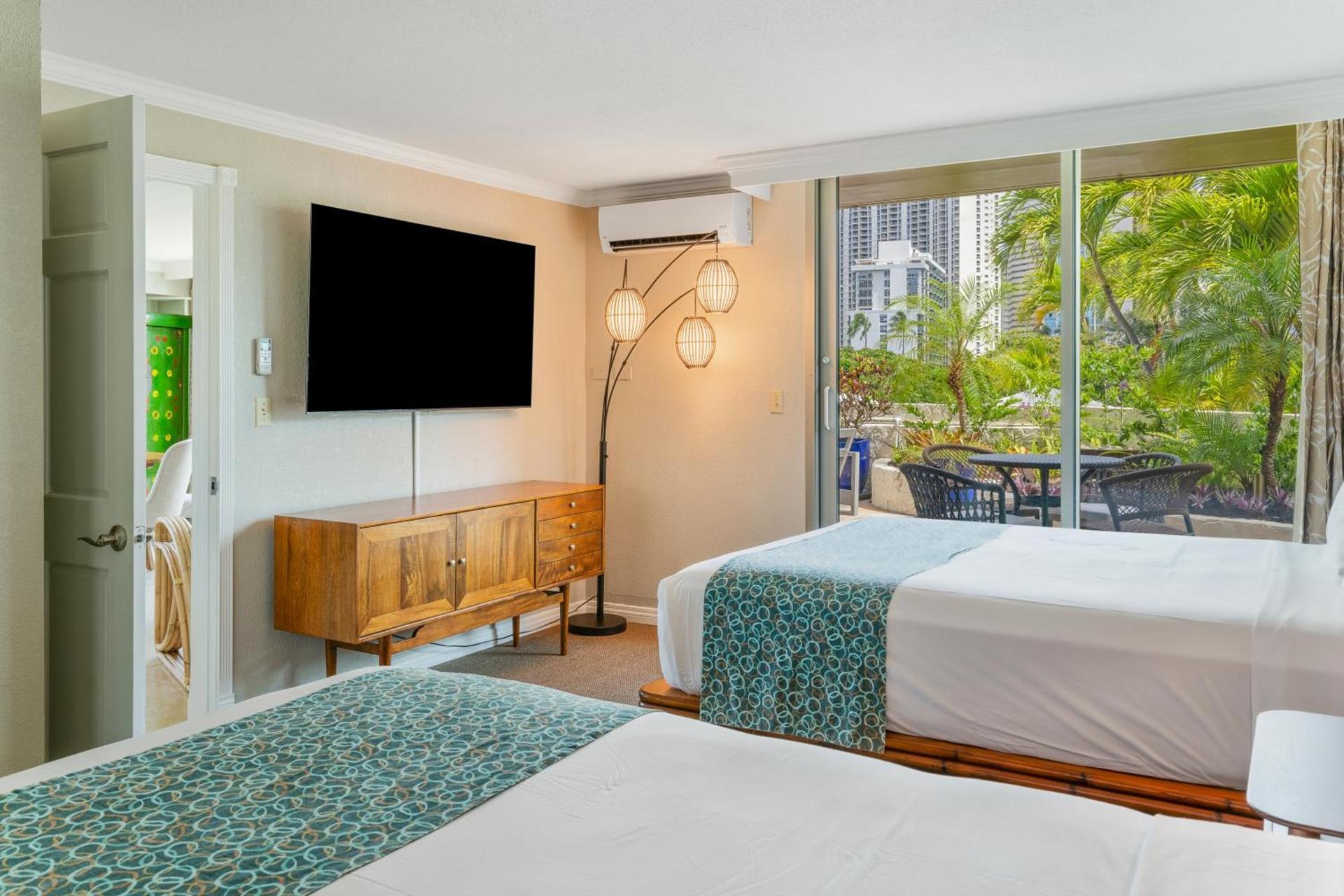 Luana Waikiki Hotel & Suites photo 2