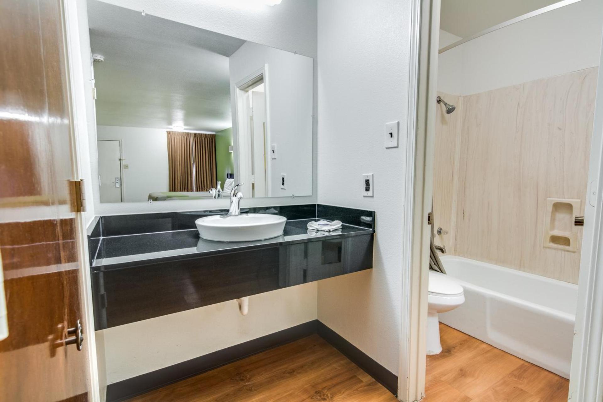Motel 6-Longview, TX - North photo 40