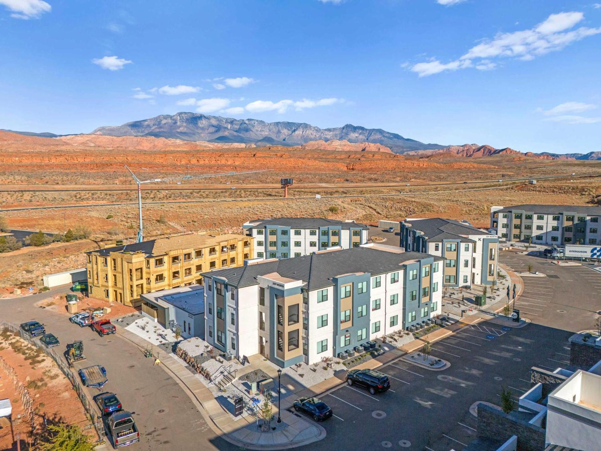 H6 Slick Rock Suite l Ground Floor 2-bedroom Hillside View photo 11