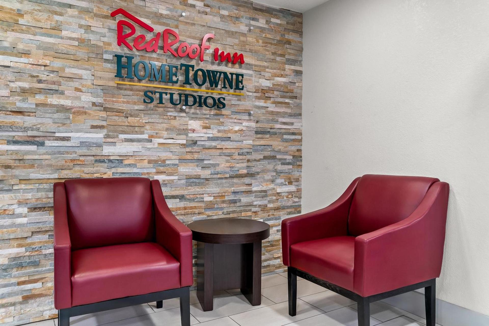 HomeTowne Studios by Red Roof Flint photo 2