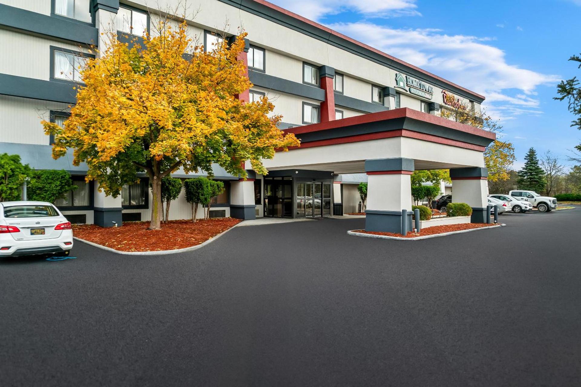 HomeTowne Studios by Red Roof Flint photo 5