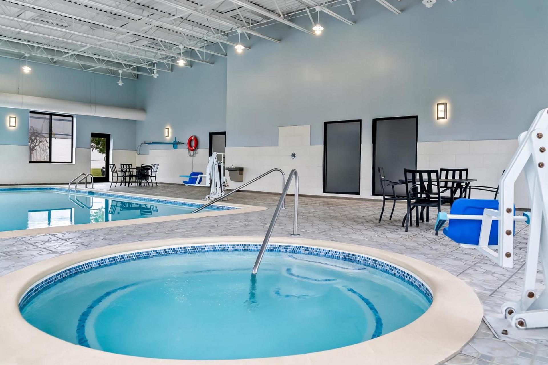 HomeTowne Studios by Red Roof Flint photo 28