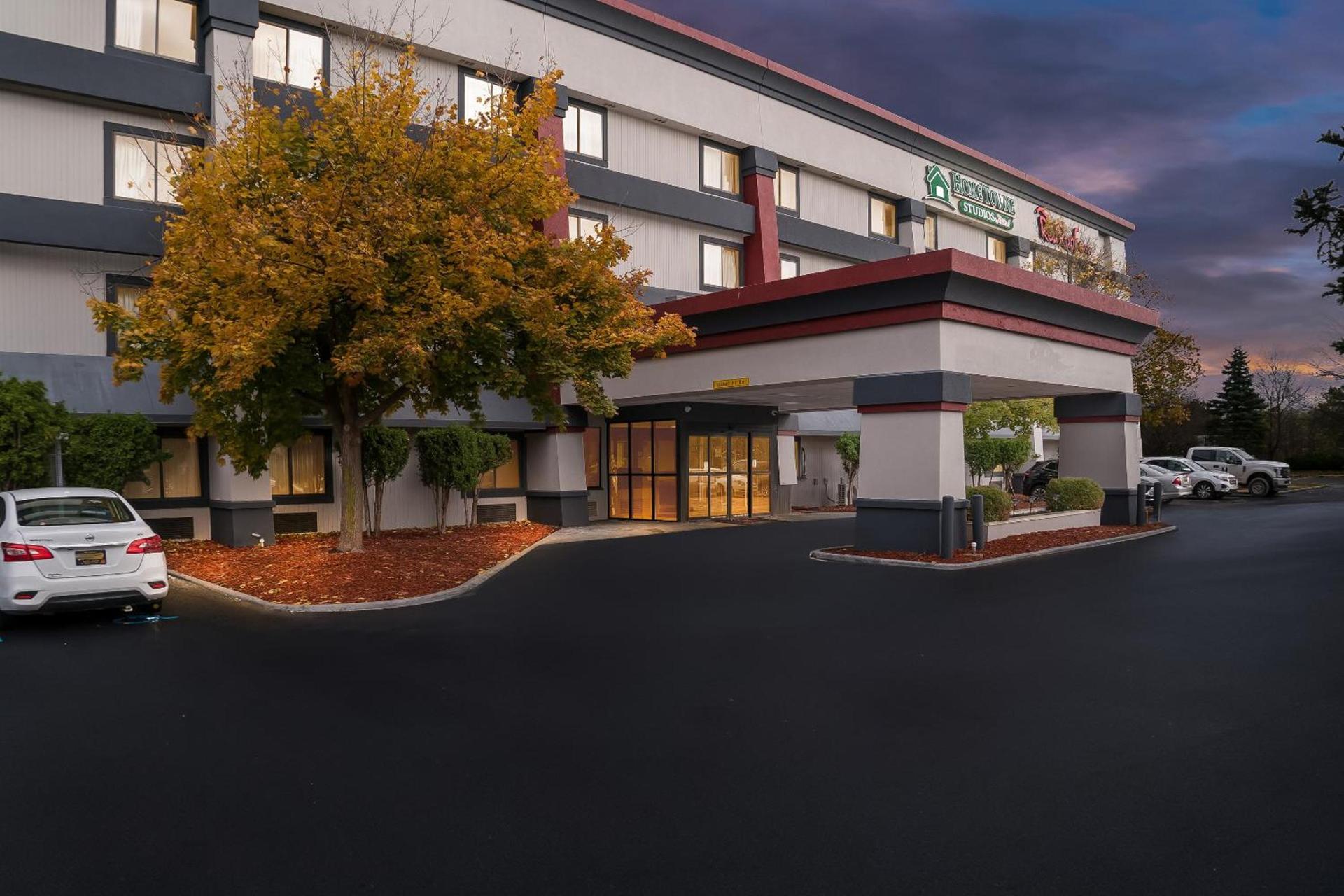 HomeTowne Studios by Red Roof Flint photo 30