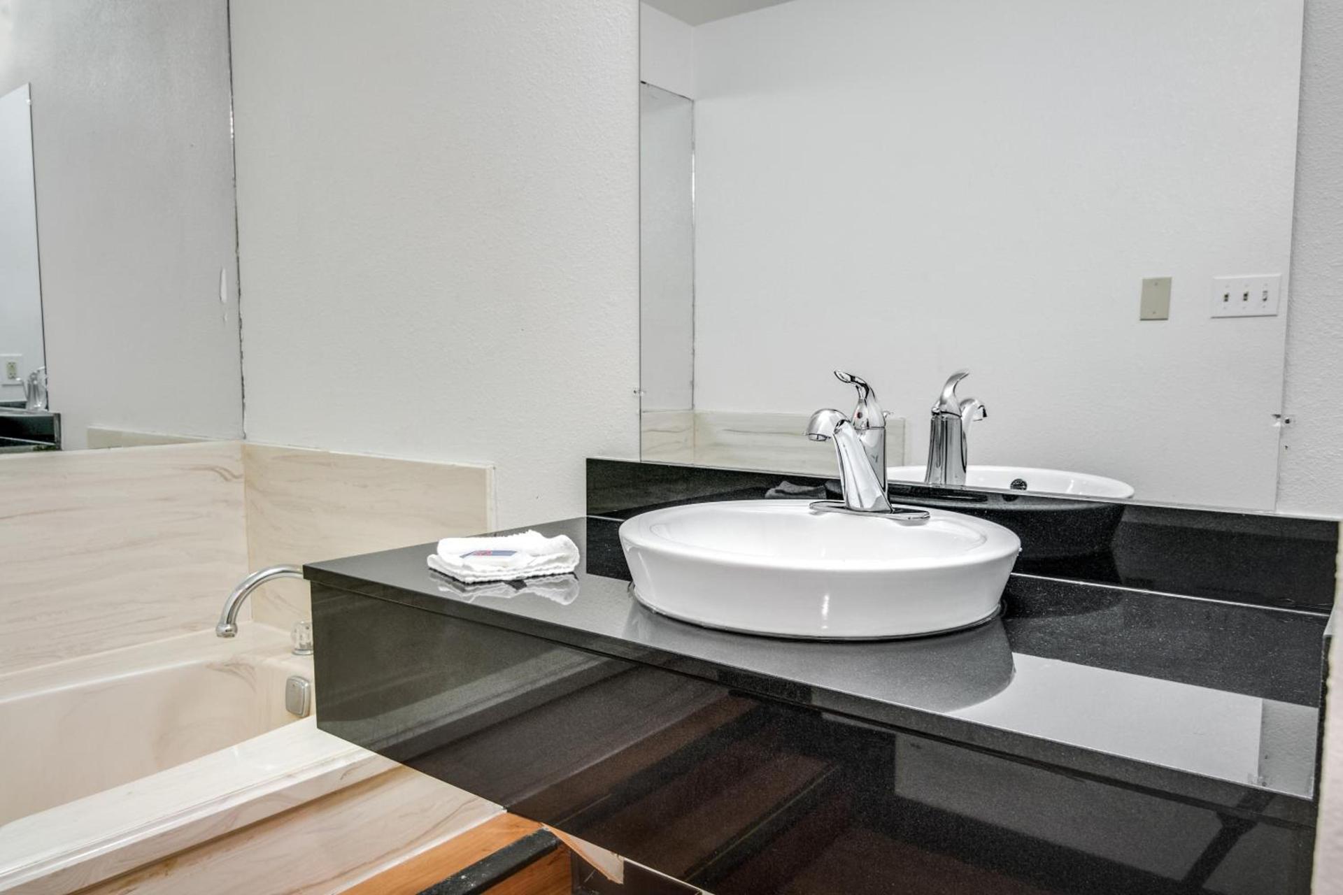 Motel 6-Longview, TX - North photo 15