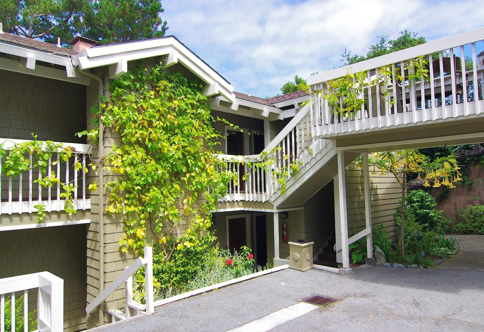 Carriage House Inn photo 28