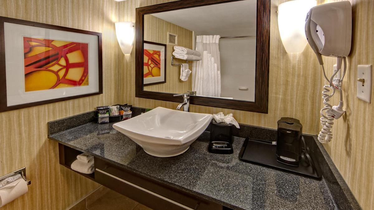 Clarion Hotel & Suites Conference Center Memphis Airport photo 12