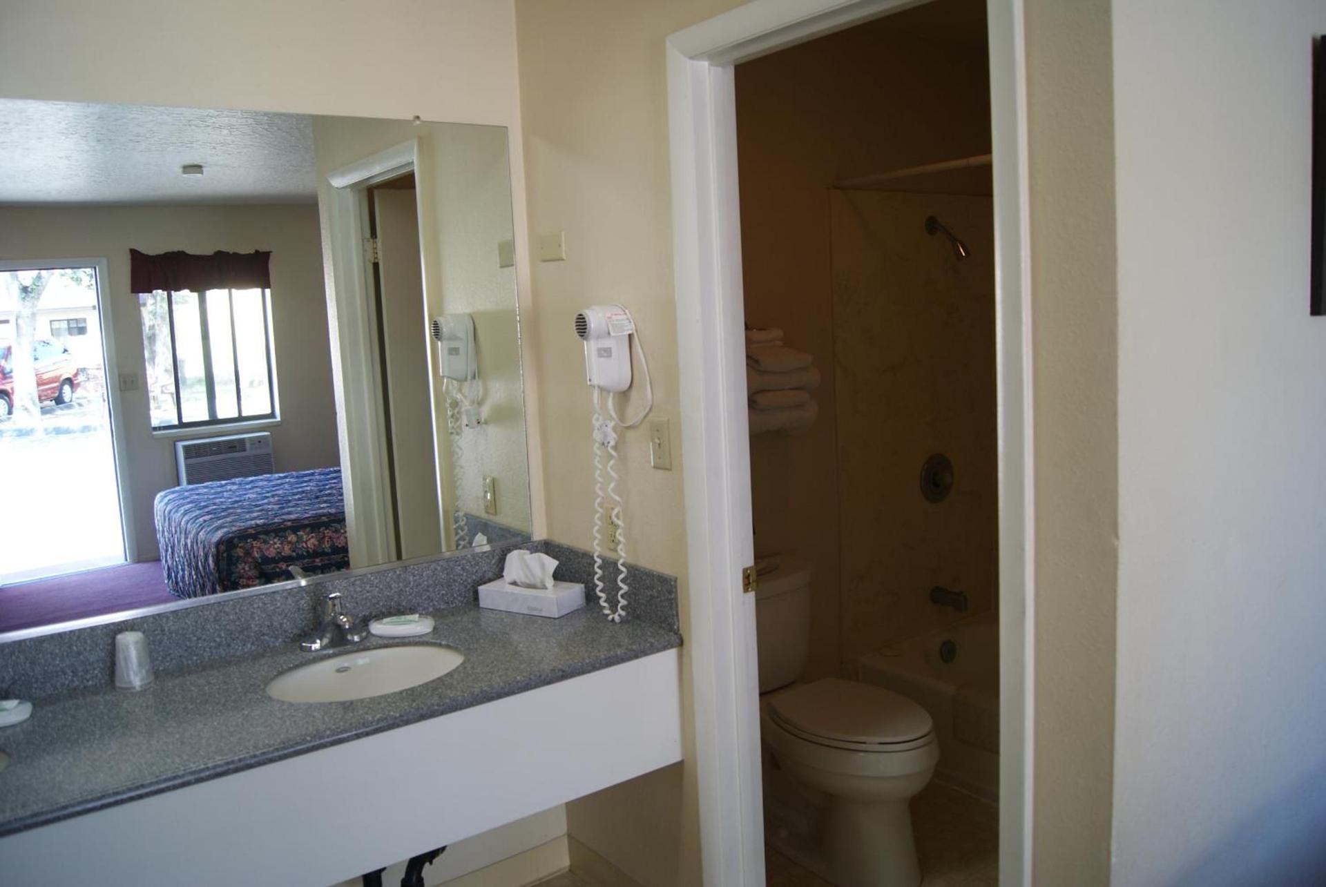 Travelers Motel photo 35