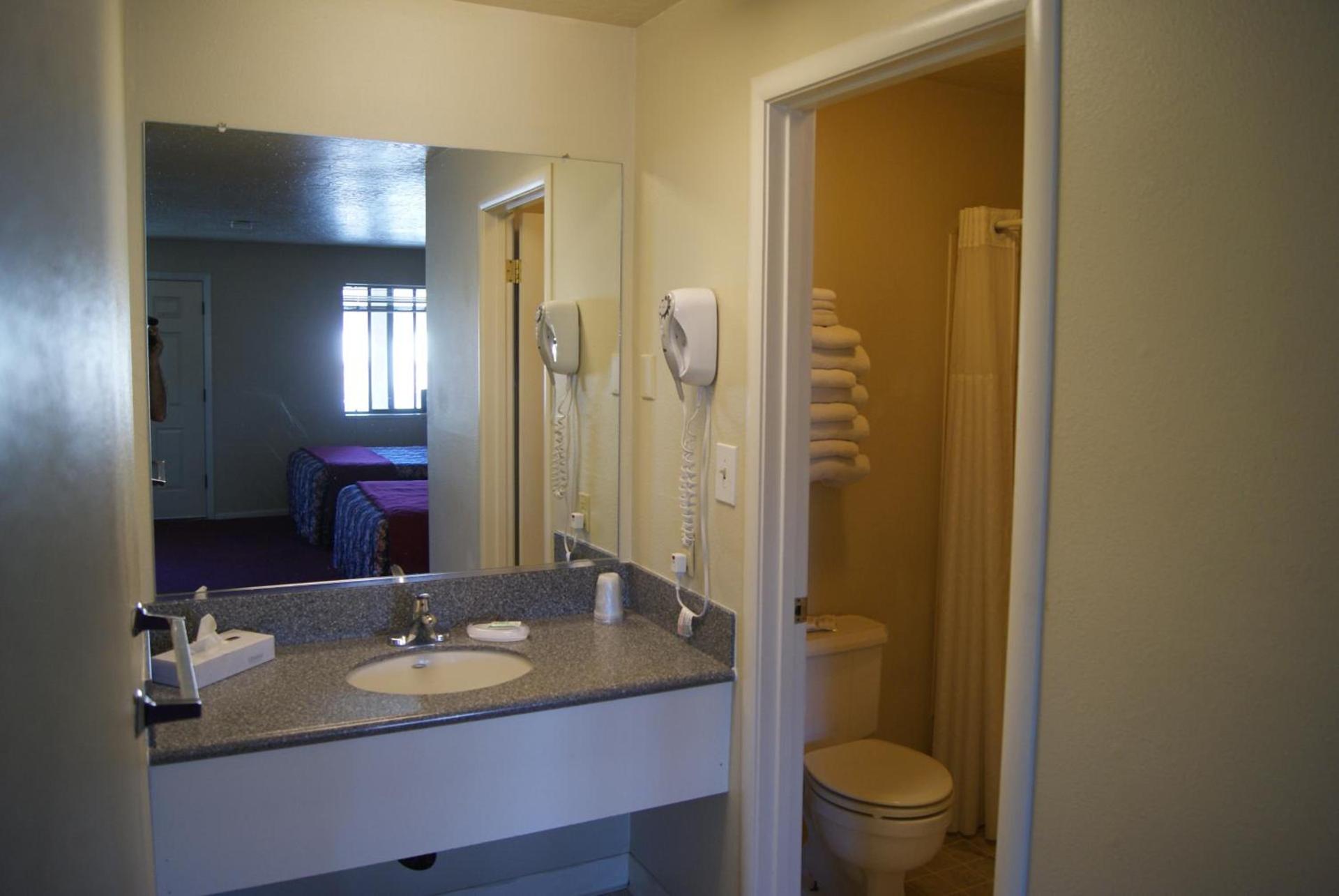 Travelers Motel photo 34