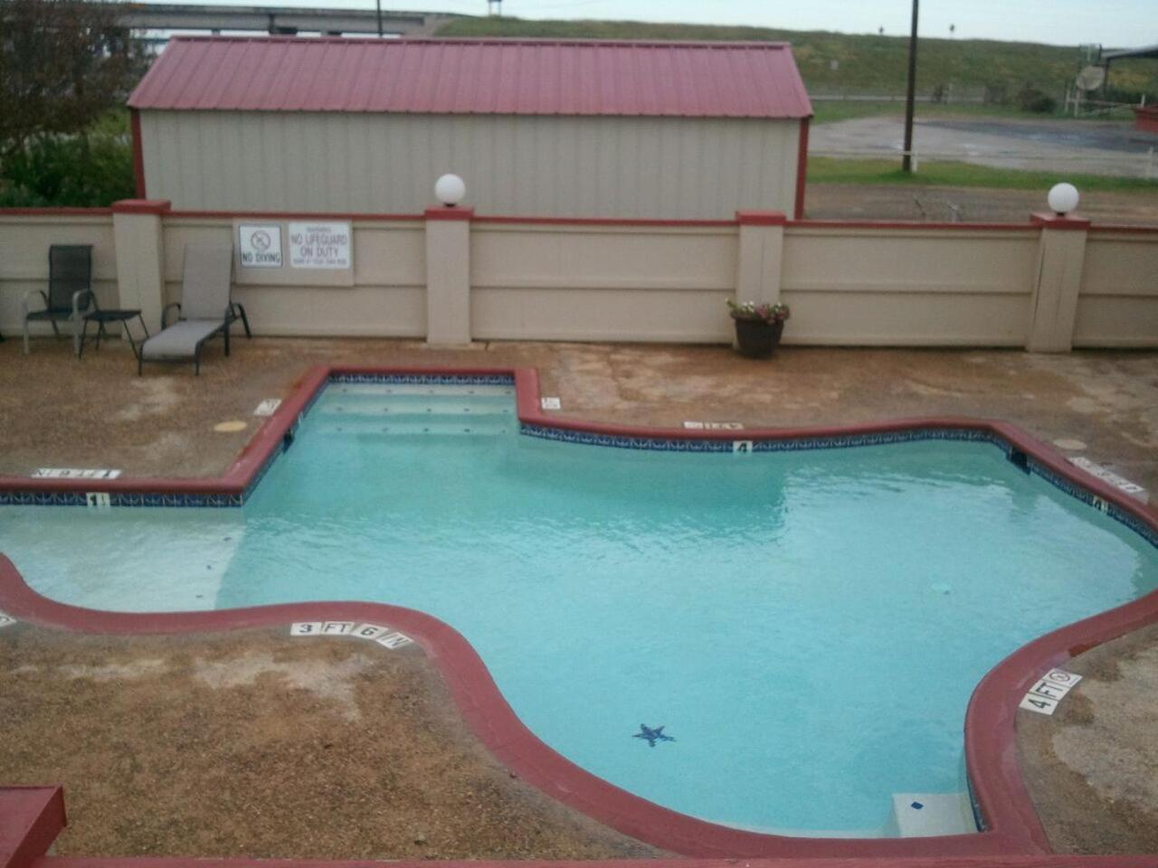 Royal Inn Pearsall photo 2