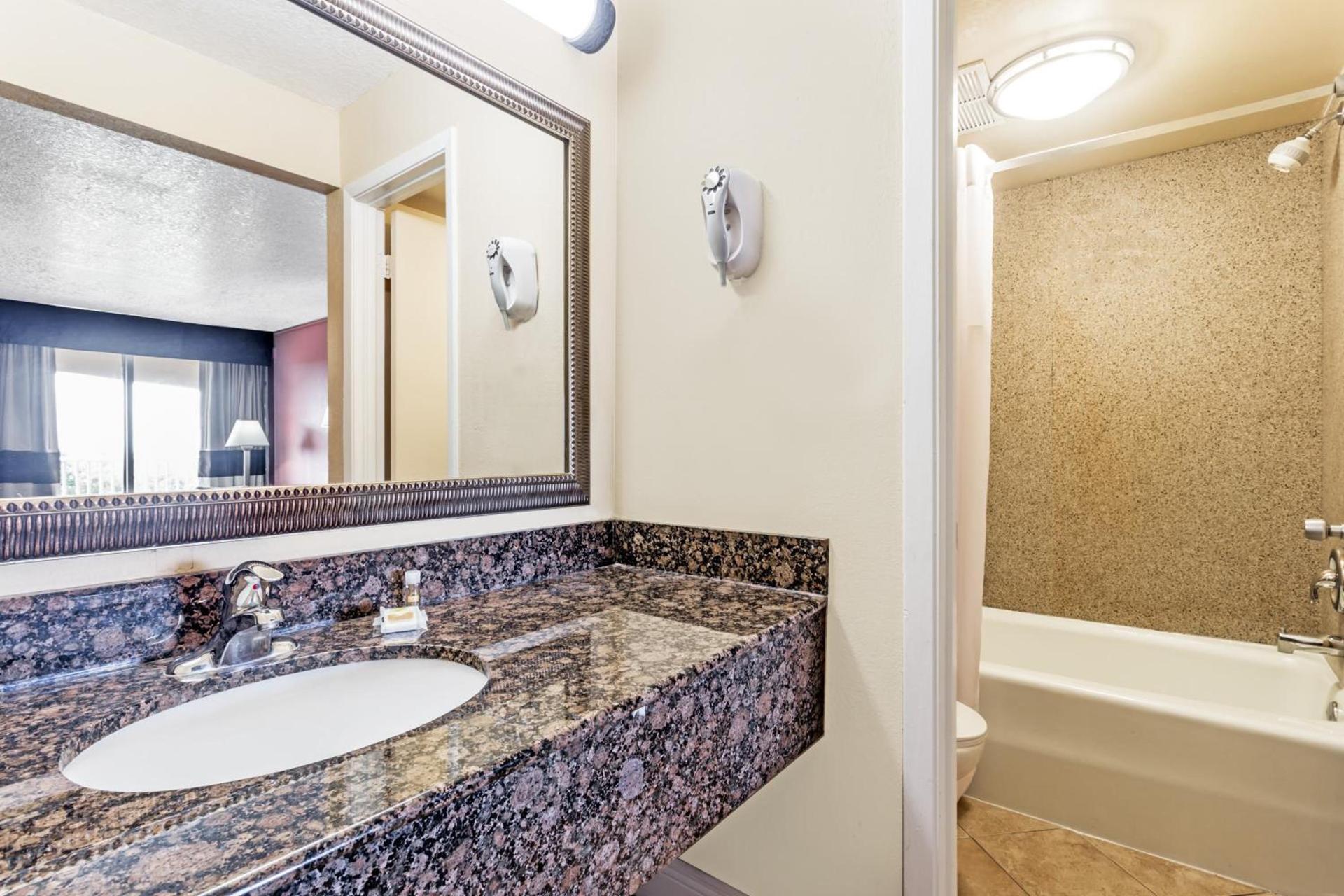 Days Inn by Wyndham Fort Lauderdale-Oakland Park Airport N photo 17