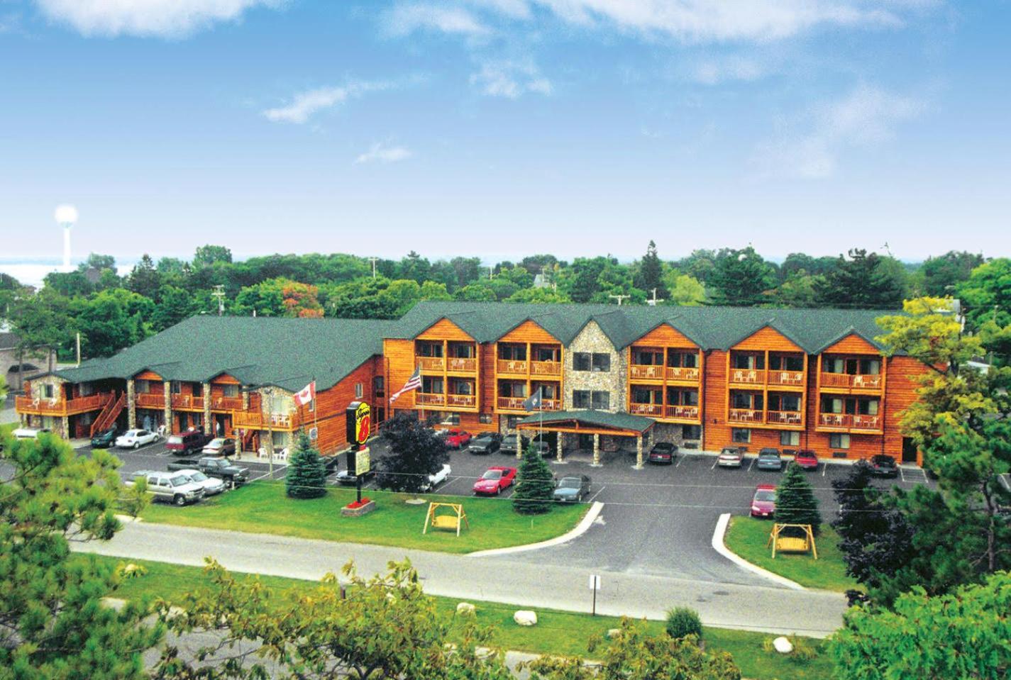 Super 8 by Wyndham Bridgeview of Mackinaw City — hotel in Mackinaw City