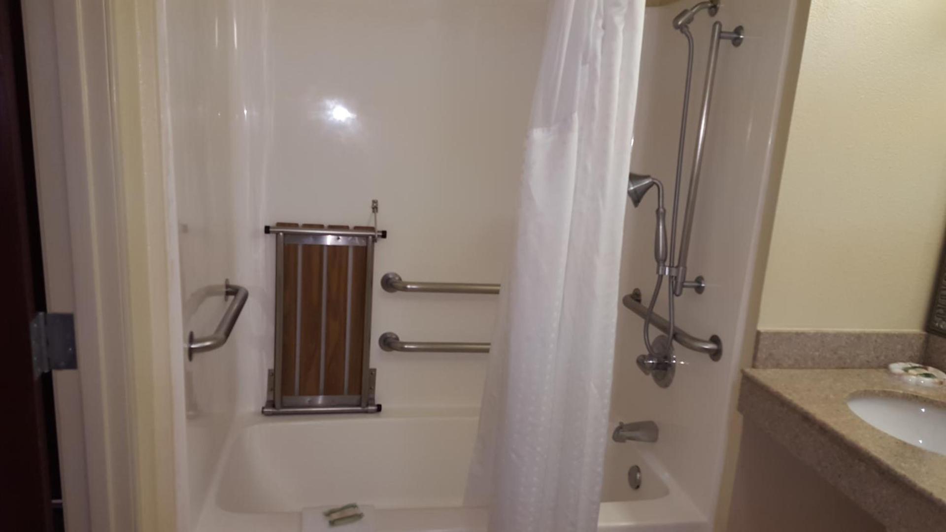 Country Inn & Suites by Radisson, Fort Worth West l-30 NAS JRB photo 57
