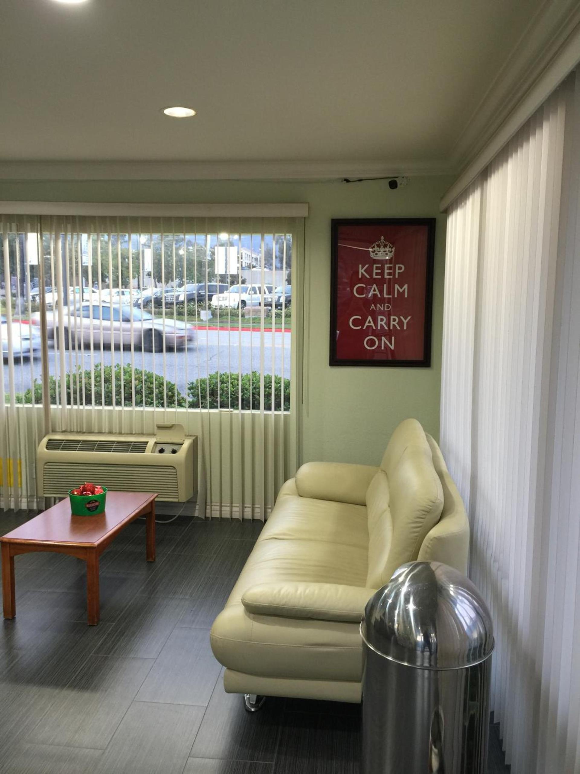 Hi-Way Host Motel photo 11