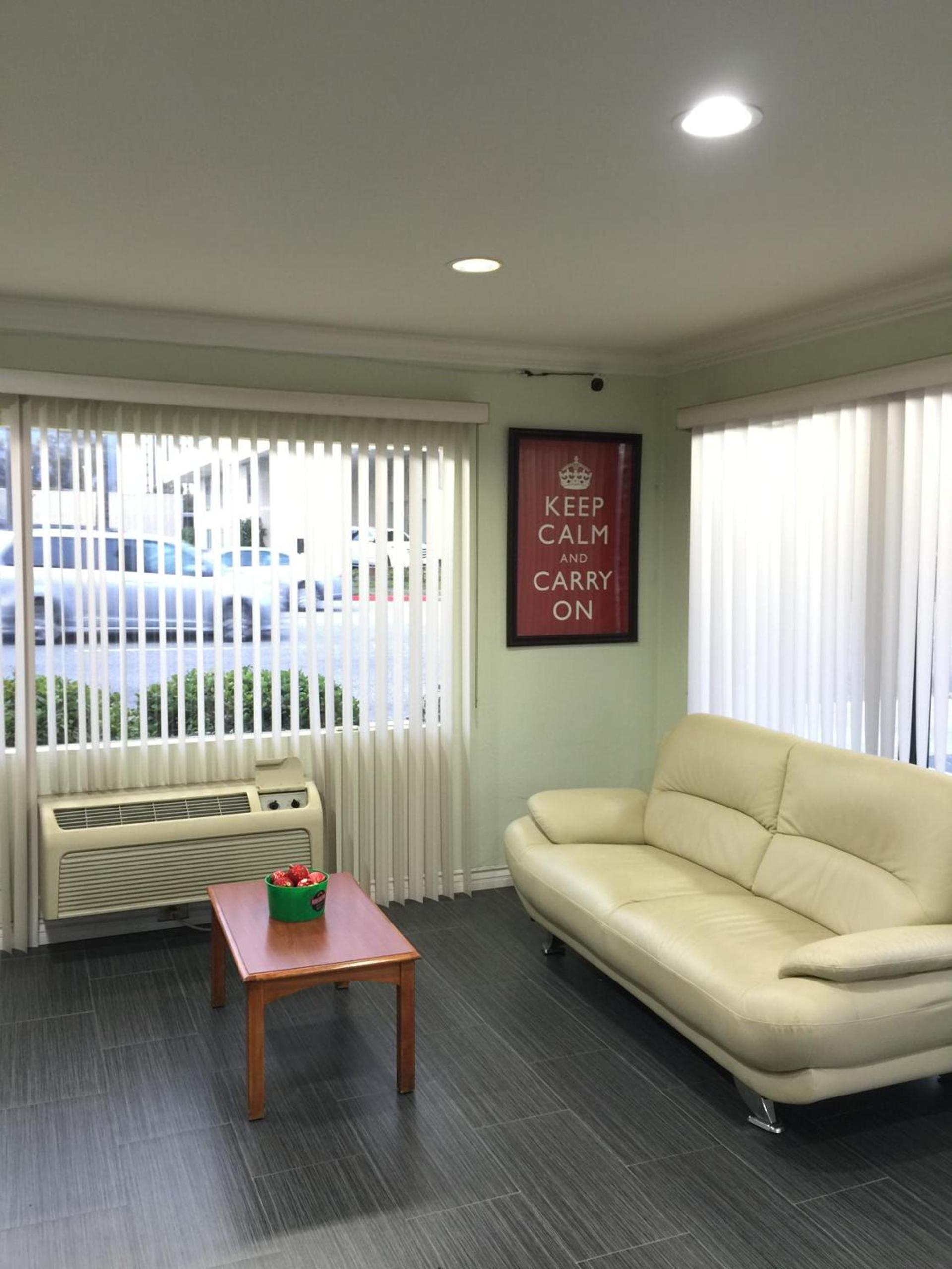 Hi-Way Host Motel photo 10