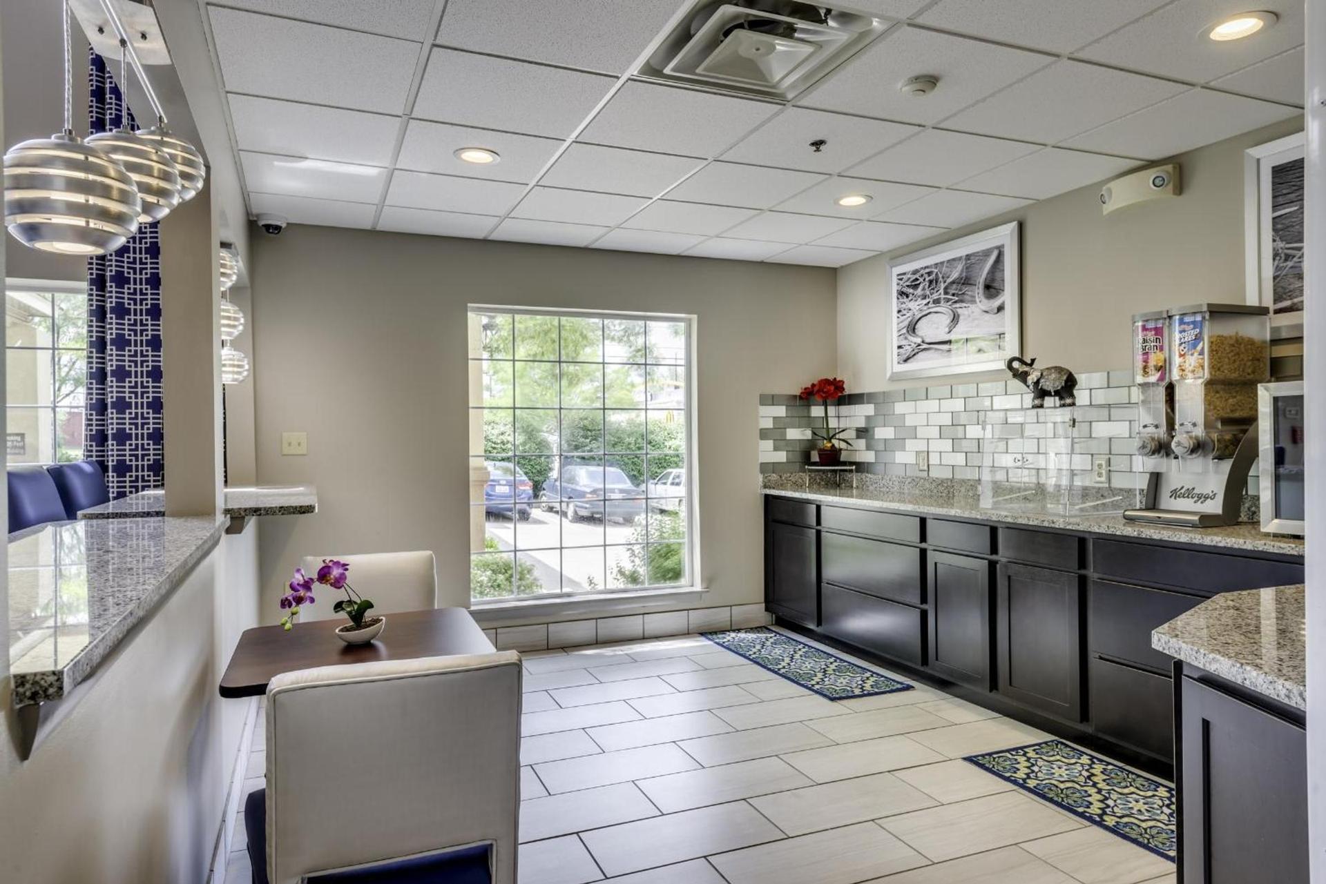 Guesthouse Inn & Suites Lexington photo 11