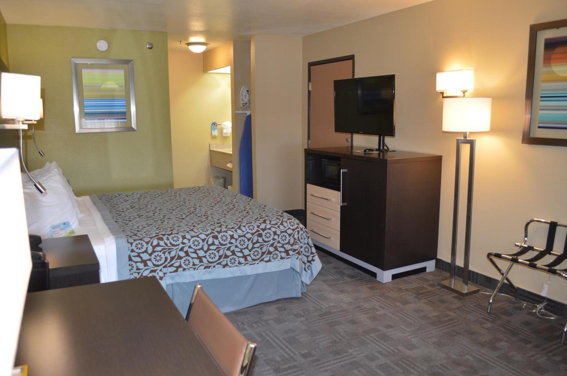 Days Inn by Wyndham Carlsbad photo 40
