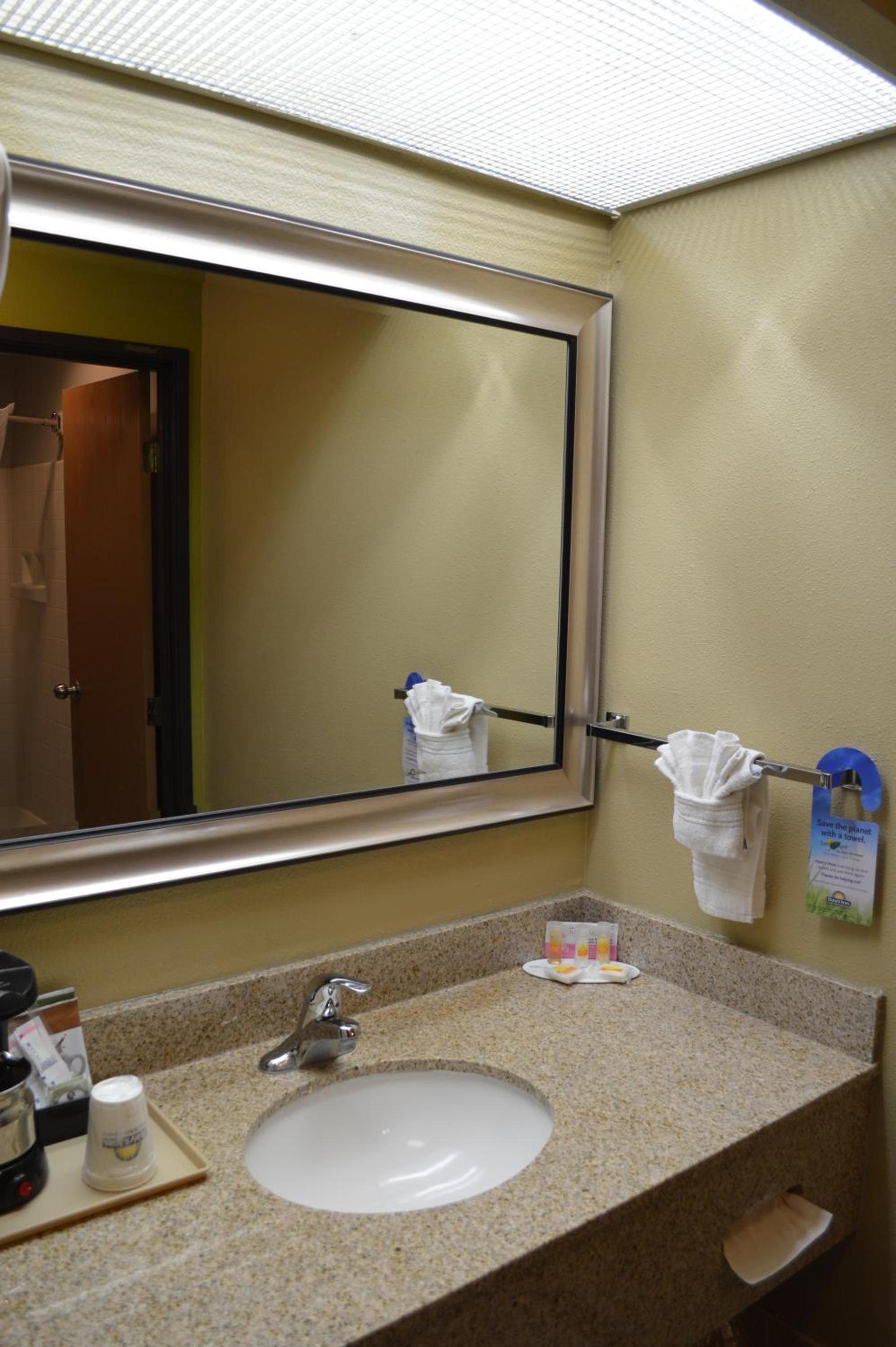 Days Inn by Wyndham Carlsbad photo 41