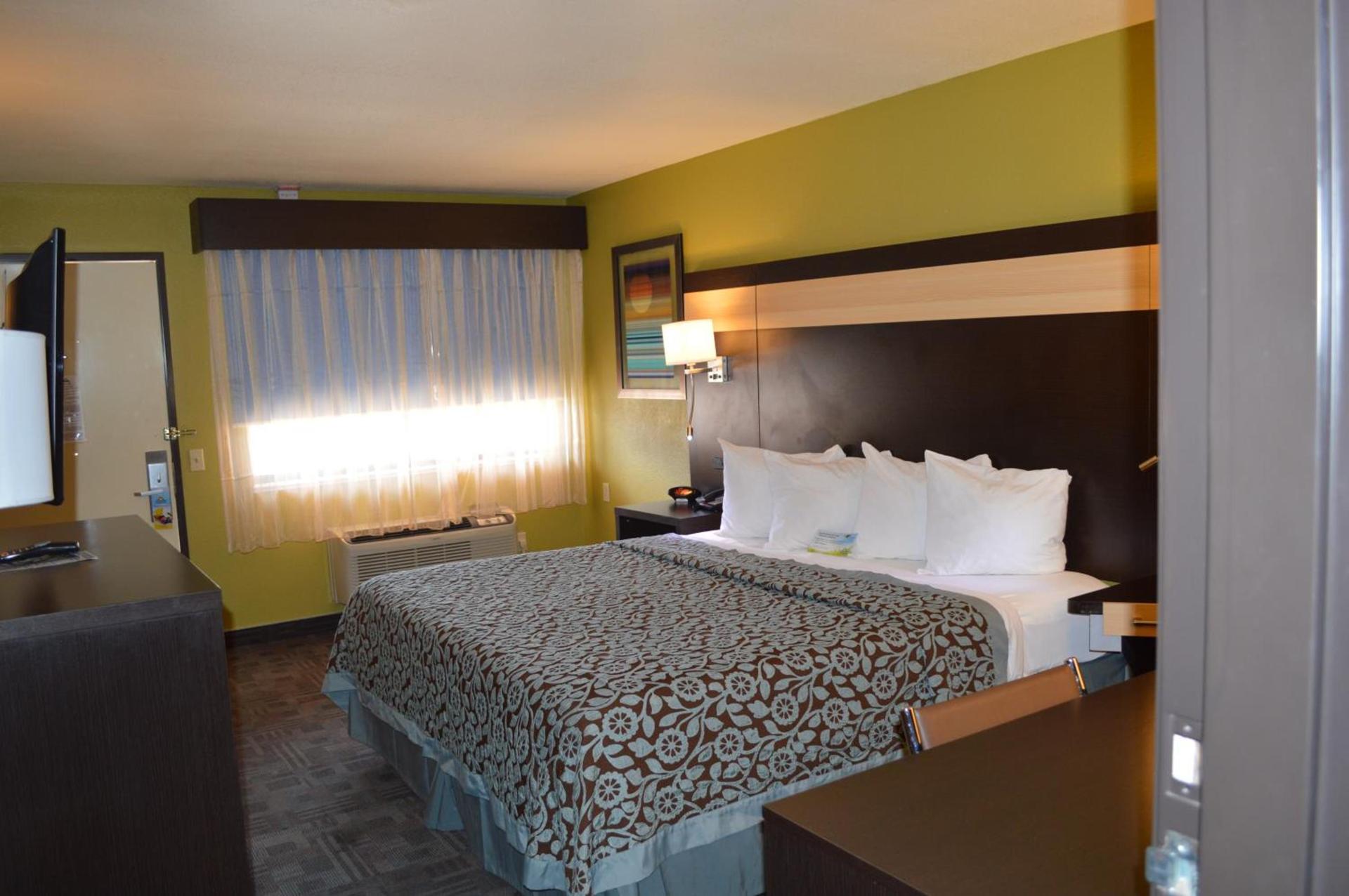 Days Inn by Wyndham Carlsbad photo 47