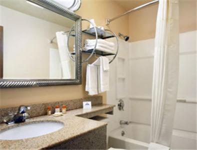 Days Inn by Wyndham Keene NH photo 16