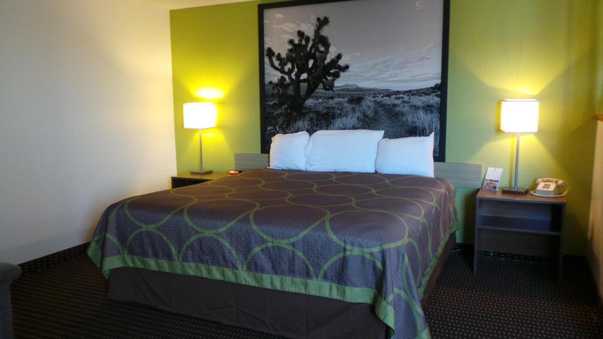 Super 8 by Wyndham Kingman photo 32