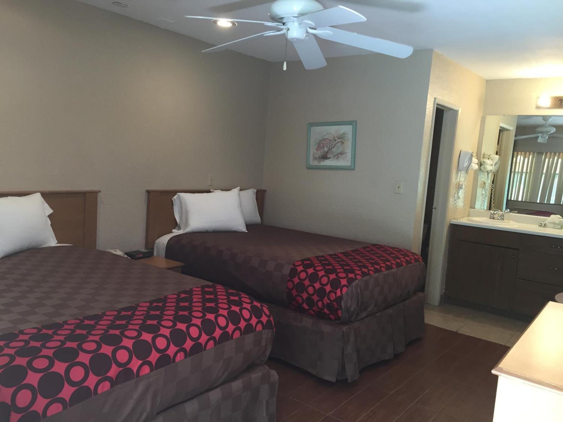 Townhouse Inn and Suites photo 74