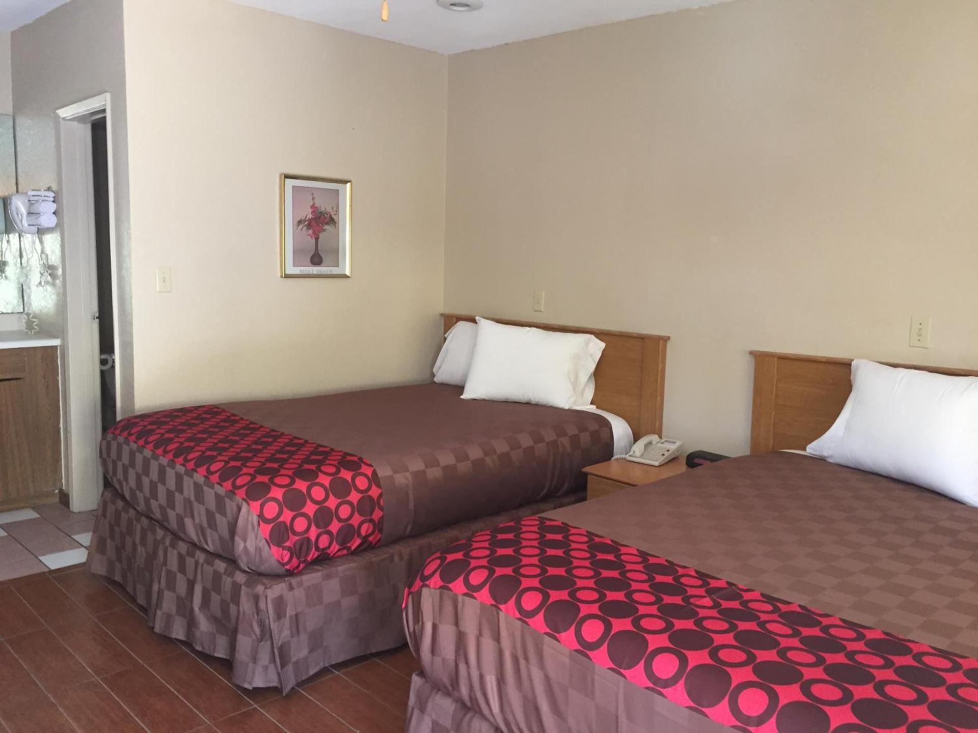 Townhouse Inn and Suites photo 75