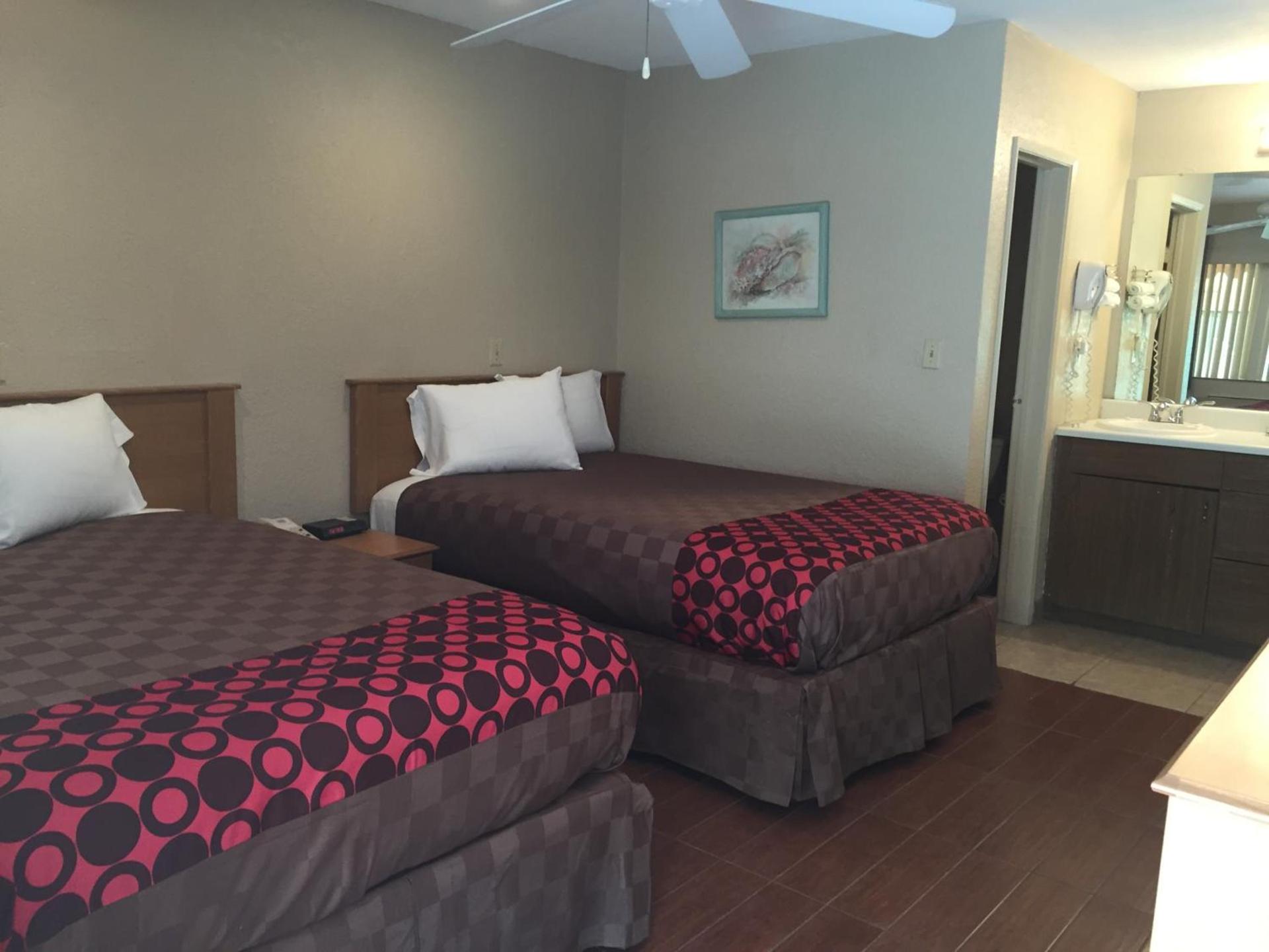 Townhouse Inn and Suites photo 76