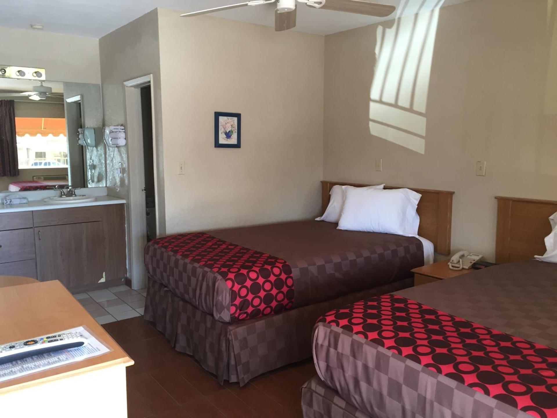 Townhouse Inn and Suites photo 80