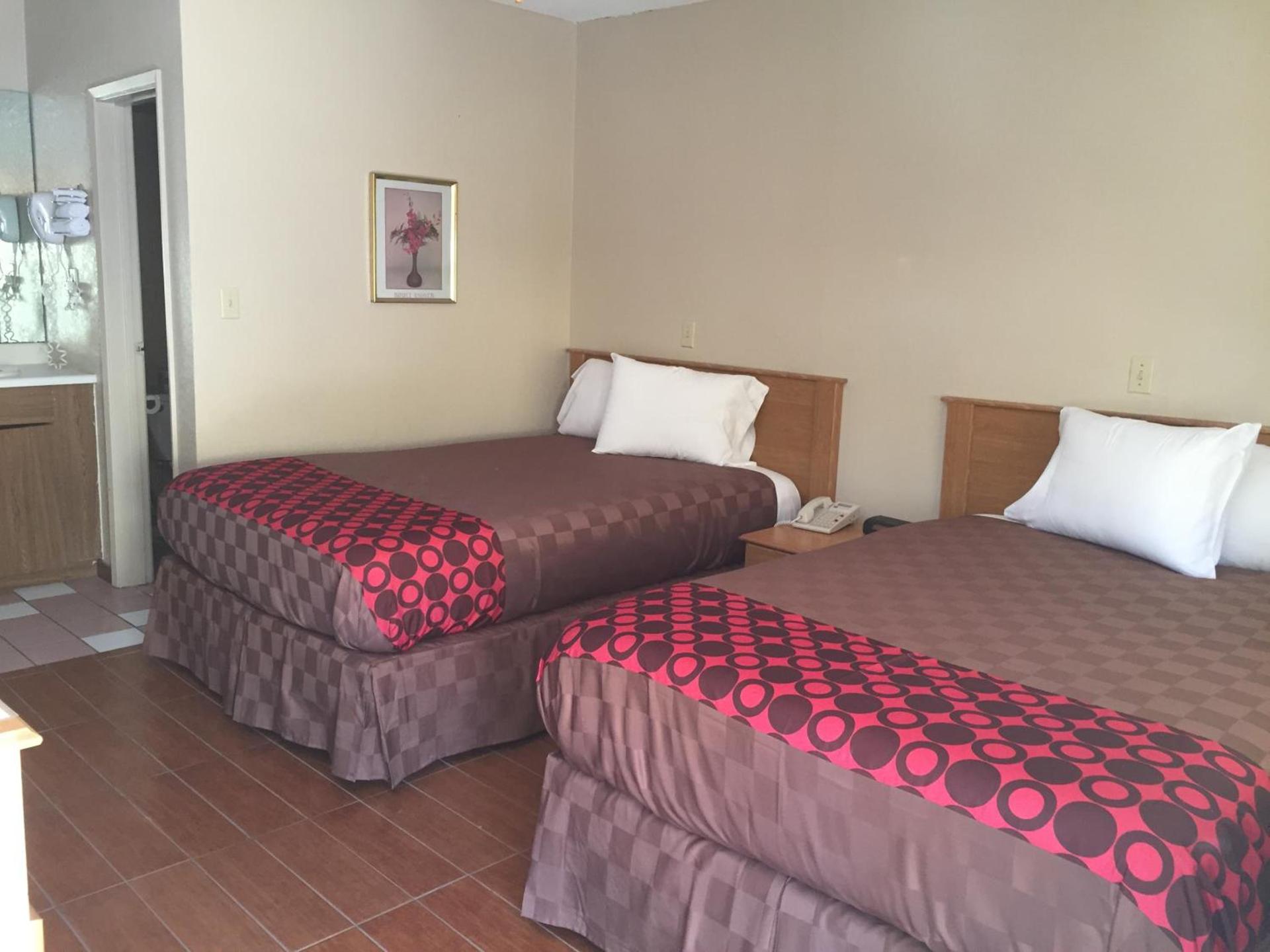 Townhouse Inn and Suites photo 85