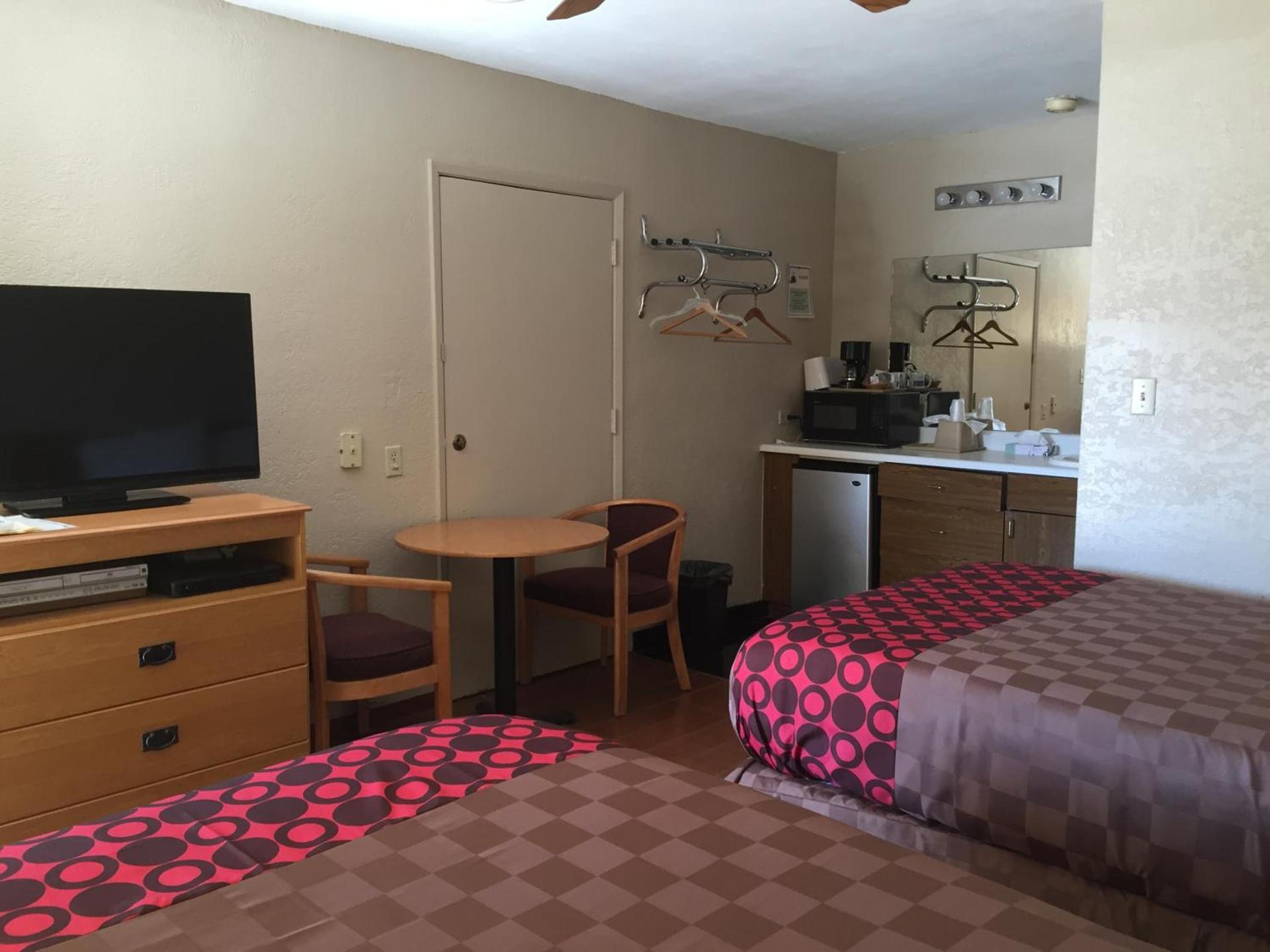 Townhouse Inn and Suites photo 87